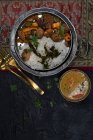 Seitan-Curry mit Pilzen, Paprika, Reis und Linseneintopf — Stockfoto