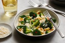 Orechiette mit Brokkoli, Chili, Knoblauch und Pinienkernen — Stockfoto