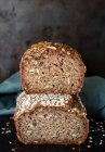 Pão de centeio com bagas de centeio, sementes de abóbora e girassol — Fotografia de Stock