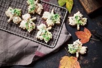 Осеннее кленовое печенье с кленовым сиропом — стоковое фото