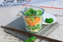 Ingredientes para sopa de fideos asiáticos con verduras en capas en un vaso - foto de stock