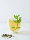 Té de menta, menta fresca y hojas de té secas - foto de stock
