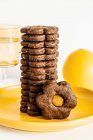 Темный шоколад и апельсиновое печенье с джемом — стоковое фото