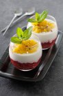 Dessert en couches avec yaourt grec et compote de fruits — Photo de stock