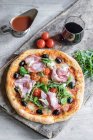 Pizza au jambon et fromage servie sur planche de bois — Photo de stock