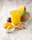 Mango y fruta de la pasión aguanieve y sorbete - foto de stock