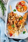 Brochettes de poulet avec salade de haricots blancs — Photo de stock