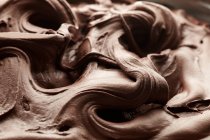 Gros plan de délicieuse crème glacée au chocolat crémeux — Photo de stock