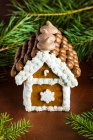 Weihnachten Lebkuchenhaus mit Bonbons und königlichem Zuckerguss dekoriert — Stockfoto
