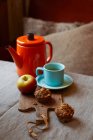 Apple crumble muffins with tea — Stock Photo