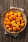 Frische Kumquats in einer Holzschale (Draufsicht)) — Stockfoto