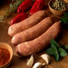 Salsicha de porco picante com pimentas, alho, ervas e especiarias — Fotografia de Stock