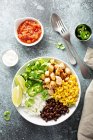 Мексиканський стиль обід з куркою, рисом, чорними бобами і кукурудзою. — стокове фото