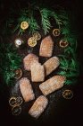 Крупным планом вкусные печенья из пряничной деревни — стоковое фото
