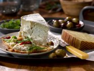 Ein Käseteller mit Oliven — Stockfoto