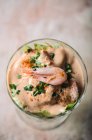 Креветковий коктейль з айсберзьким салатом і кресом у склянці — стокове фото