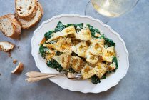 Gratinated artichokes with spinach — Stock Photo