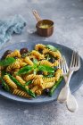 Паста Ротіні з фрикадельками, спаржею та оливками — стокове фото