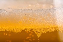 Schiuma in birra in vetro, primo piano colpo — Foto stock