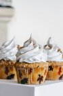 Cupcakes aux amandes à la cannelle avec glaçage à la crème meringue suisse — Photo de stock