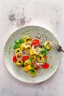 Tortellini mit Cocktailtomaten, gegrilltem Mais und Basilikum-Pesto — Stockfoto