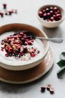 Йогурт зі свіжою журавлиною та мигдалем — стокове фото