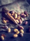 Una disposizione di arachidi salate e tostate su uno scoop di legno — Foto stock
