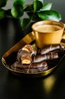 Марципановые и темно-шоколадные муссы или мини-десерт — стоковое фото