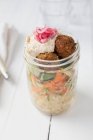 Insalata vegana di couscous con falafel, carote, zucchine, hummus e cipolle rosse — Foto stock