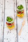 Рисовий салат у скляній банці з диким рисом, солодким кукурудзою, огірком, помідорами та листям баранини — стокове фото