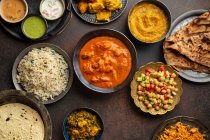 Vielfalt an indischem Essen, verschiedenen Gerichten und Snacks — Stockfoto