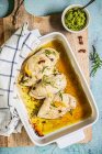 Hähnchenbrust gebacken mit Pesto Zitrone sonnengetrockneten Tomaten und Thymian — Stockfoto