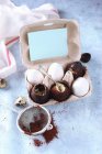 Шоколадные яйца со сливками и ванильным пудингом — стоковое фото