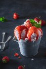 Клубничное мороженое с соусом и мятой — стоковое фото