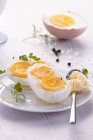 Варене яйце з двома жовтками і ложкою з маслом на тарілці — стокове фото
