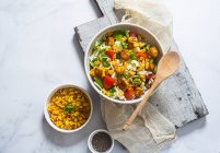 Солодкий кукурудза, панцер та овочевий салат — стокове фото