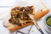 Fette di crosta corta con pistacchio vegano halva — Foto stock