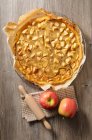 Una tarta de manzana en una rejilla de enfriamiento (vista desde arriba) - foto de stock