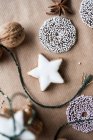 Galletas de Navidad, una nuez y anís estrellado sobre papel marrón - foto de stock