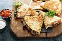 Pilz-, Spinat- und Käsequesadillas mit saurer Sahne und Salsa — Stockfoto
