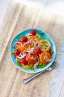Salade de tomates aux oignons, fraises et fourchette — Photo de stock
