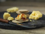 Crackers with Lancashire cheese and chutney — Stock Photo