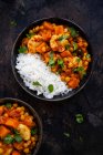Kichererbsen-Curry mit Kurkuma, Blumenkohl und Süßkartoffeln — Stockfoto