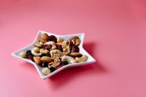 Verschiedene Nüsse und Trockenfrüchte — Stockfoto