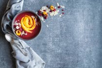 Raspberry smoothie with mango and flaked almonds — Stock Photo