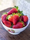 Frische Erdbeeren in einer Schüssel auf einem Tisch im Freien — Stockfoto