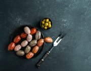 Salsicce spagnole sul tagliere - butifarra blanca, chorizo, morcilla de cebolla — Foto stock