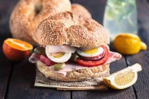 A bagel sandwich with turkey breast, tomato and egg — Stock Photo