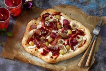 Uma pizza doce com figos, uvas, sementes de banana e romã — Fotografia de Stock