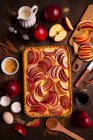 Яблучний пиріг з пудингом та шматочками яблука — стокове фото